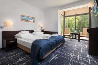 Отель Hotel Restauracja Faleza Ястшембя-Гура Двухместный номер с 1 кроватью или 2 отдельными кроватями и боковым видом на море-3
