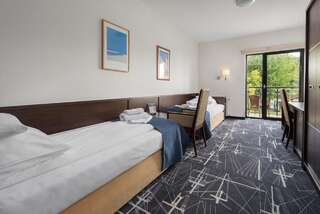 Отель Hotel Restauracja Faleza Ястшембя-Гура Двухместный номер с 1 кроватью или 2 отдельными кроватями и боковым видом на море-4