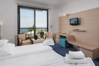 Отель Hotel Restauracja Faleza Ястшембя-Гура Двухместный номер с 1 кроватью или 2 отдельными кроватями и видом на море-4