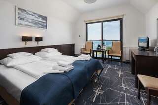 Отель Hotel Restauracja Faleza Ястшембя-Гура Двухместный номер с 1 кроватью или 2 отдельными кроватями и видом на море-5