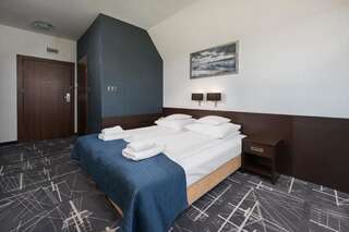 Отель Hotel Restauracja Faleza Ястшембя-Гура Двухместный номер с 1 кроватью или 2 отдельными кроватями и видом на море-6